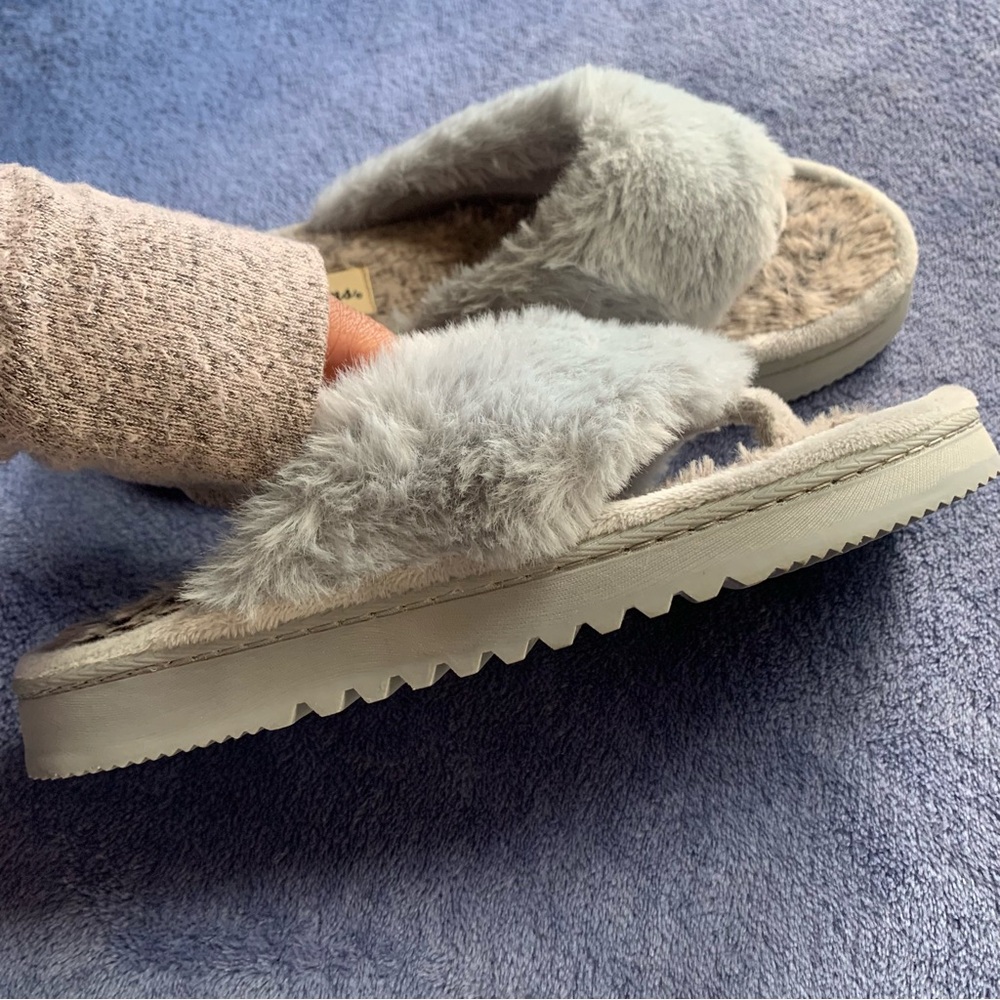 dearfoams Cozy Gray Women's Fuzzy Slippers